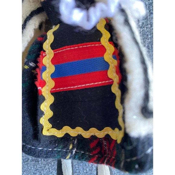 VINTAGE 1960s Peruvian Girl Doll with Wool Yarn Spindle in hands - Picture 3 of 4